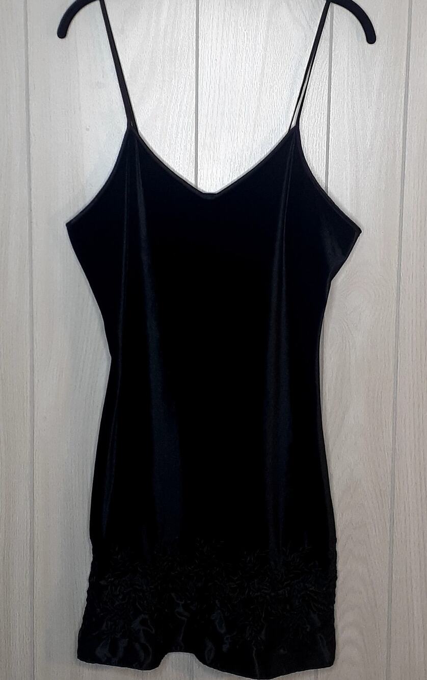 Vintage Dentelle Black Velvet Chemise With Embroidery on Front Bottom Hem Size L